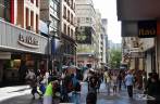 Rua comercial para pedestres no centro de Porto Alegre, no Rio Grande do Sul